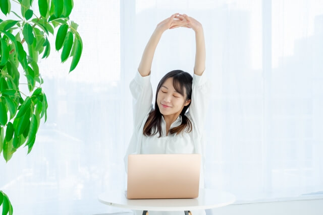 ストレッチをする女性