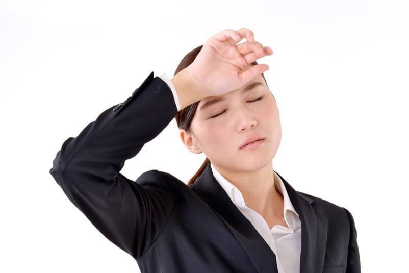 頭を押さえる女性