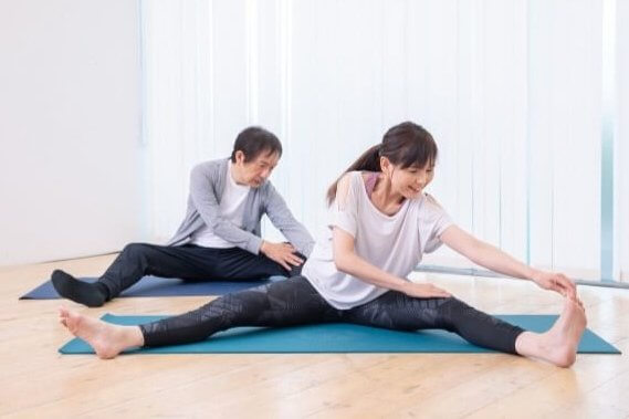 ストレッチする女性・男性